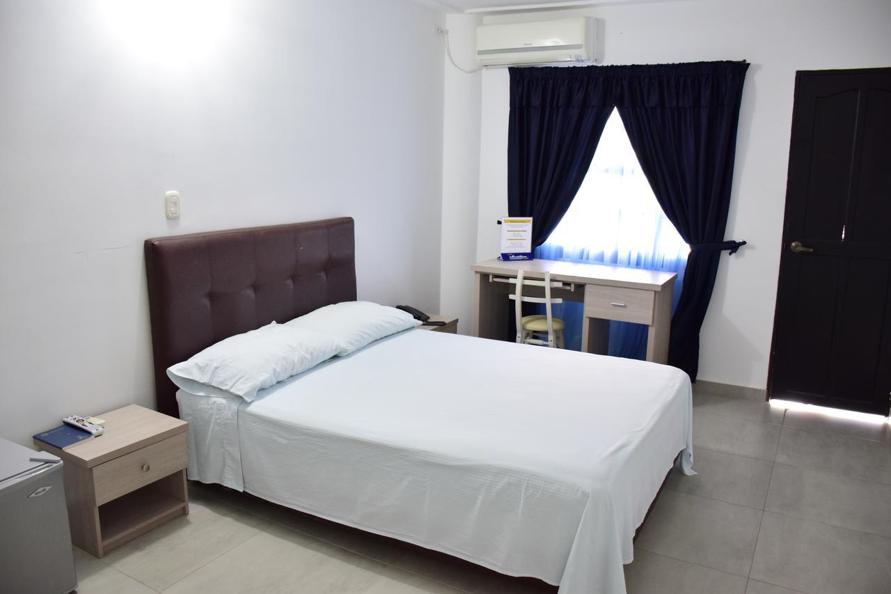 Hotel Plaza Real Монтелибано Экстерьер фото